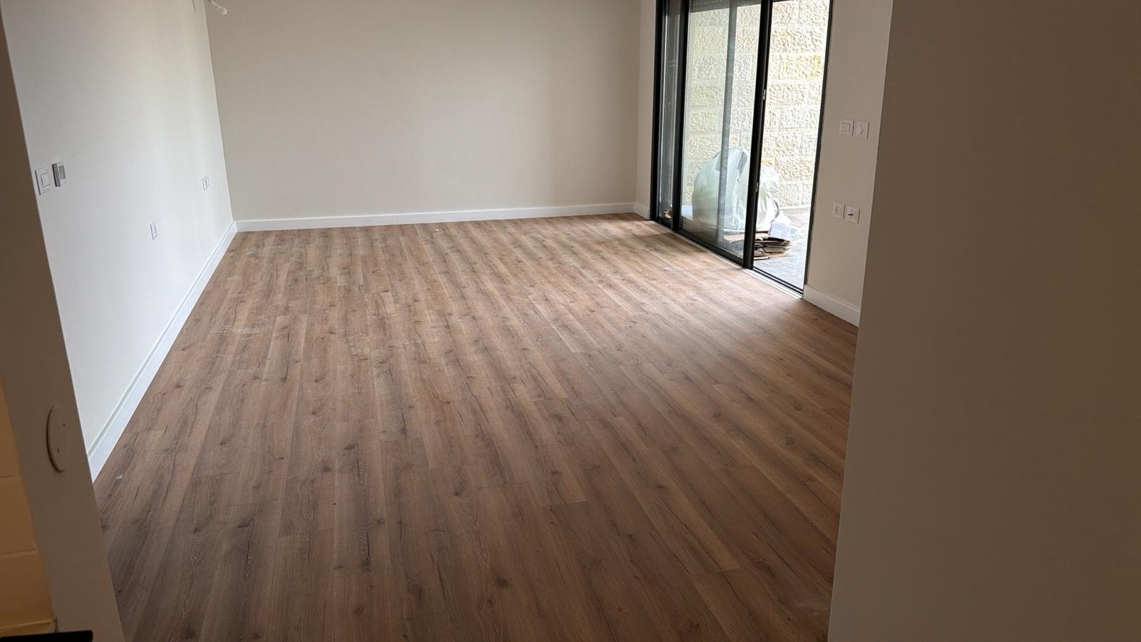 פרקט פולימרי SPC עמיד מים אלון עם עיינים מחיר מוזל