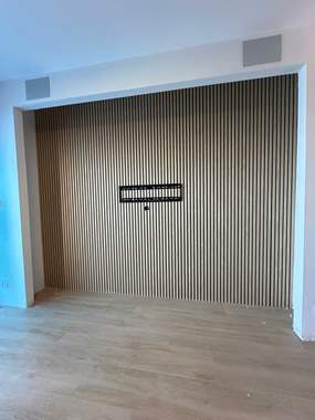 חיפוי קיר 3D אקוסטי בצבע פורניר טבעי עם ניתוק שחור - מחיר ל1 יחידה - במבצע עד סוף השנה 31/12/24! : image 3