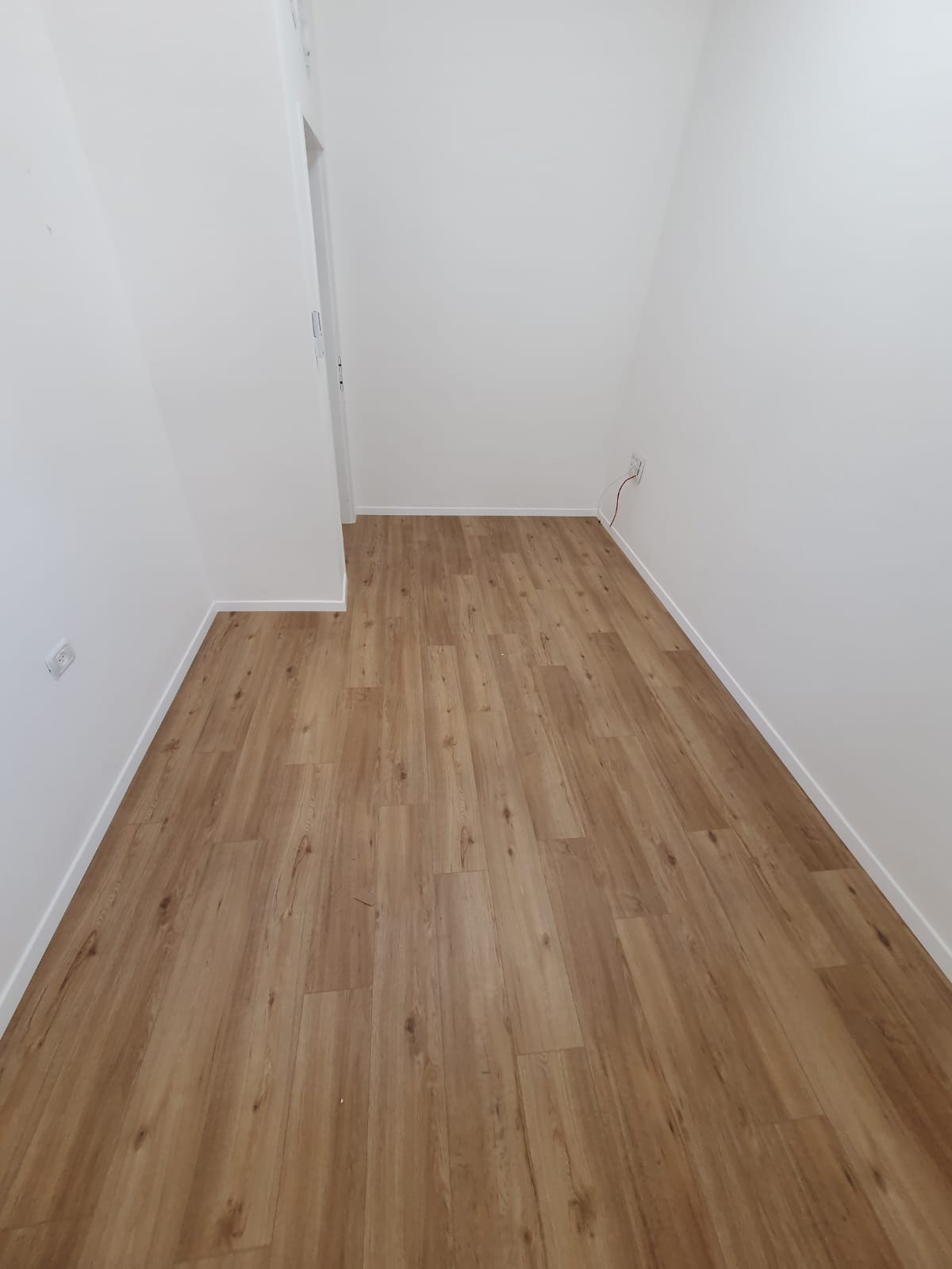 פרקט פולימרי SPC אלון מולבן מבוקע / מחיר מוזל 